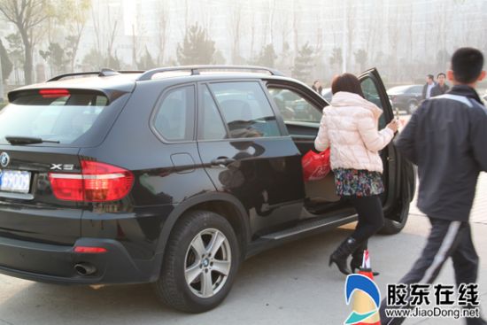 寶馬載美女吸引了不少考生目光 寶馬載美女吸引了不少考生目光