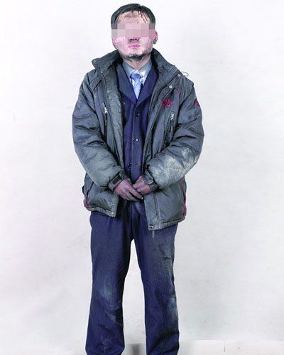 小馬拉住潑墨者討說法,對方威脅要打人,小馬只能目送面包車駛離。(新京報) 小馬拉住潑墨者討說法,對方威脅要打人,小馬只能目送面包車駛離。(新京報)