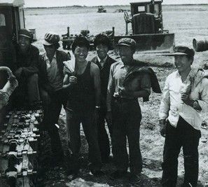 1987年,新疆生產建設兵團風塵仆仆的拓荒者。 1987年,新疆生產建設兵團風塵仆仆的拓荒者。