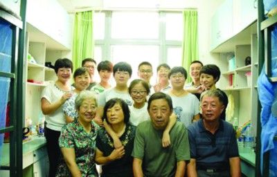 安徽大學全家幾代15口送新生報到