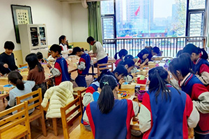 三河市燕橋?qū)W校美術(shù)社團(tuán)開(kāi)展尤克里里手繪課！