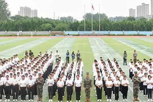 益田翰德學(xué)校高一新生軍訓(xùn)匯演暨表彰大會(huì)：青春磨礪，榮耀綻放