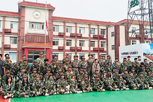 北京市實(shí)驗(yàn)外國(guó)語(yǔ)學(xué)校開(kāi)展軍訓(xùn)活動(dòng)：閉營(yíng)號(hào)角，吹響青春最響亮的誓言